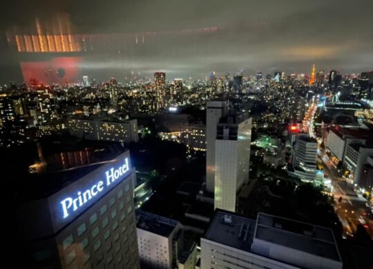 結婚記念日のお祝いに品川プリンスホテルのBARから見た東京タワー