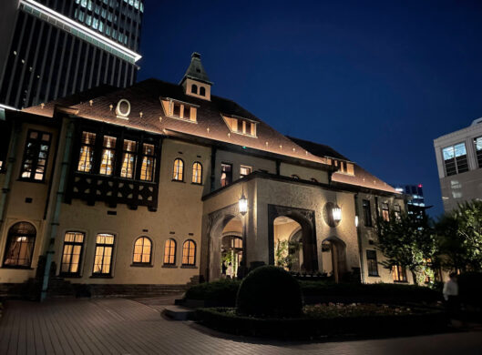赤坂プリンスクラシックハウスの入り口（夜）