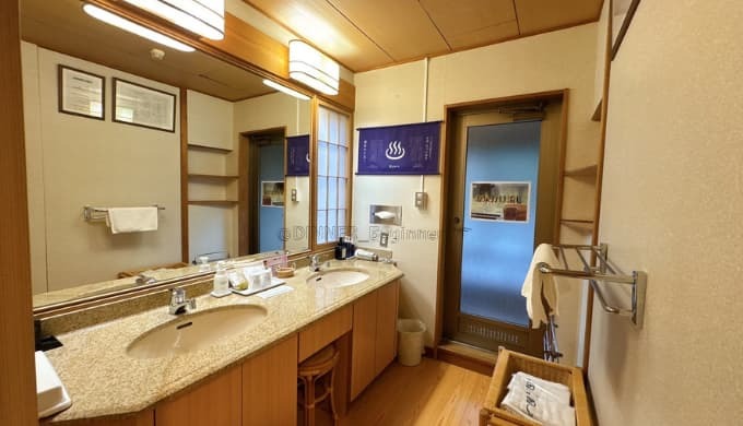 あつみ温泉旅館 萬國屋:洗面台兼脱衣所