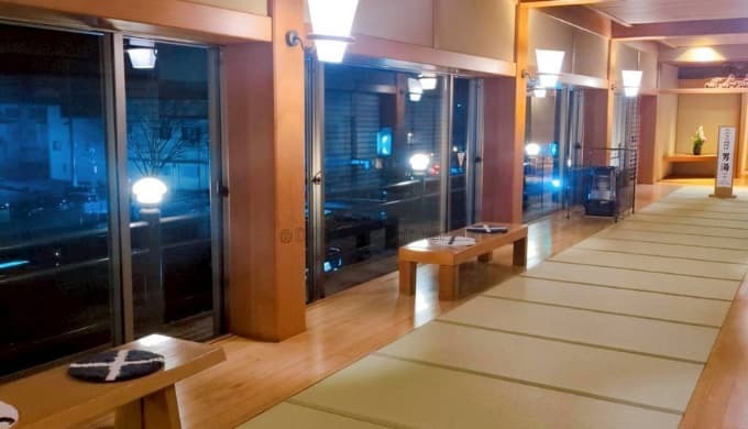 あつみ温泉旅館 萬國屋:3階大浴場通路(夜)