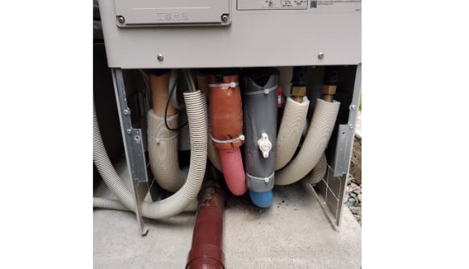 エコキュートのセルフメンテナンス：脚部