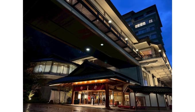 あつみ温泉旅館 萬國屋:外観(夜)