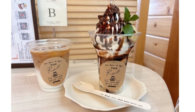 カフェロブ：チョコバナナパンケーキパフェ＆カフェラテ